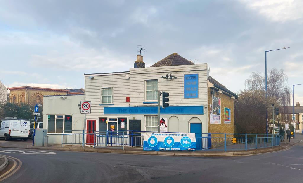 Lot: 22 - PUBLIC HOUSE WITH PLANNING FOR RE-DEVELOPMENT - 